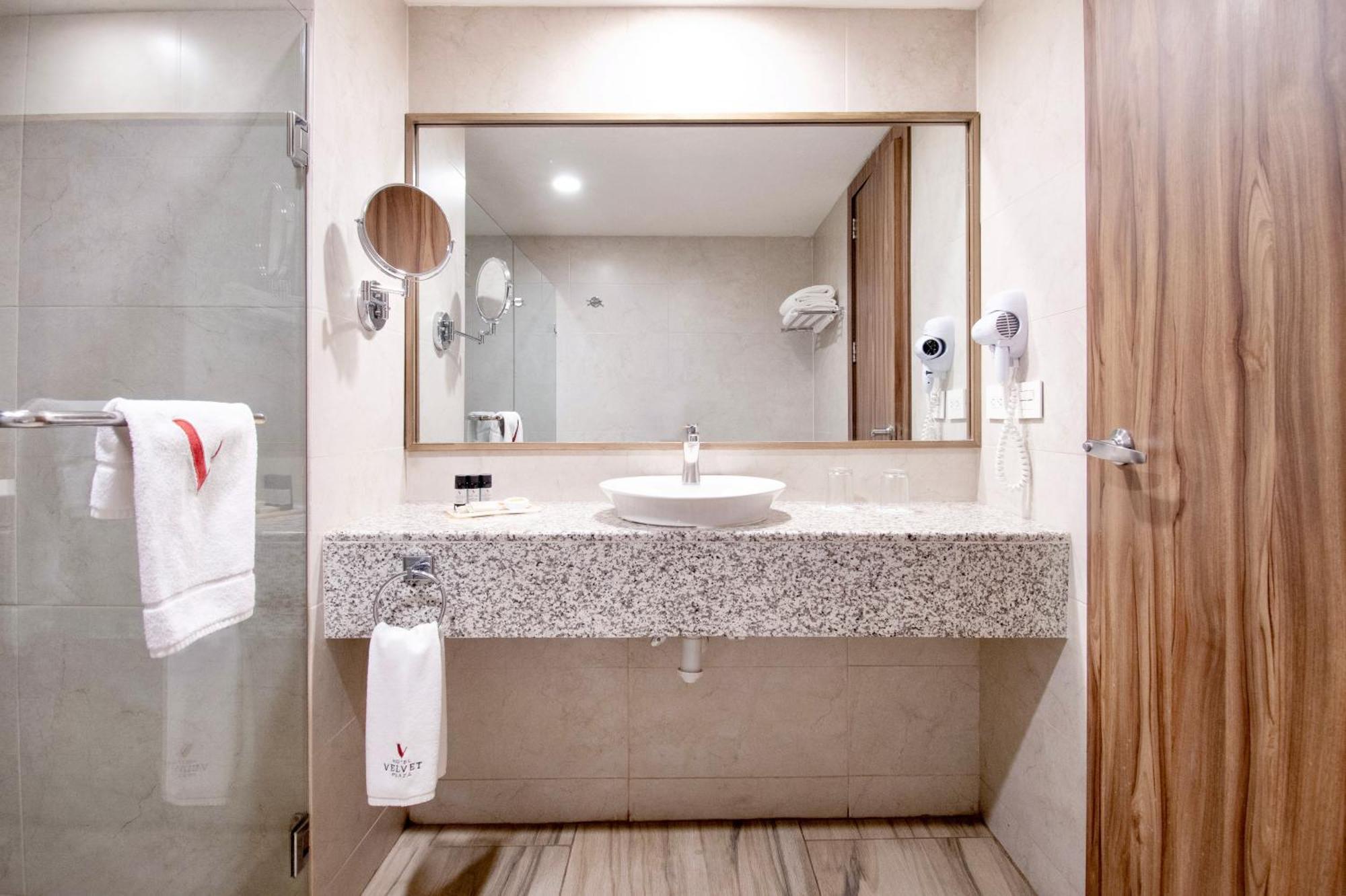 Hotel Velvet Plaza Гвадалахара Екстер'єр фото